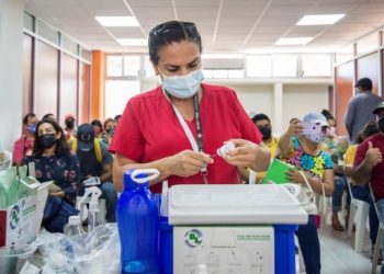 Muchos mexicanos acuden a los puestos de vacunación para inmunizarse contra el COVID-19.