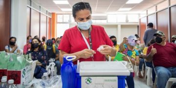 Muchos mexicanos acuden a los puestos de vacunación para inmunizarse contra el COVID-19.