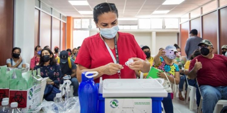 Muchos mexicanos acuden a los puestos de vacunación para inmunizarse contra el COVID-19.