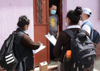 Enrtre las estrategias está la vacunación contra COVID-19 de casa en casa.