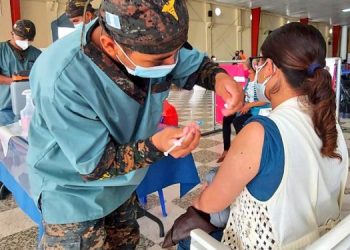 El MSPAS ampliará los horarios de atención en puestos de vacunación contra el COVID-19, dibido al aumento de casos.