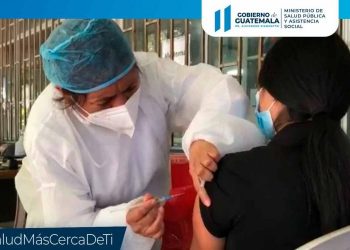 En el Instituto Experimental Carlos Federico Mora, en la zona 7 capitalina, se plican unas 200 dosis diarias a estudiantes, padres de familia y docentes.