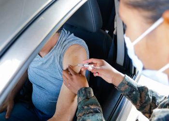 El MSPAS habilitó la vacunación vehicular en el puesto instalado en el Parque Érick Barrondo, zona 7 capitalina.