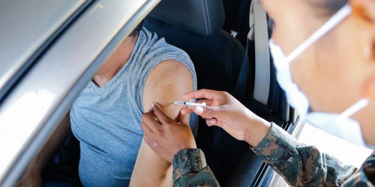 El MSPAS habilitó la vacunación vehicular en el puesto instalado en el Parque Érick Barrondo, zona 7 capitalina.