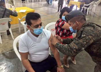 Guatemaltecos asisten a vacunarse contra el COVID-19