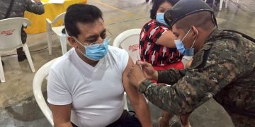 Guatemaltecos asisten a vacunarse contra el COVID-19