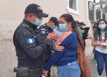 Efectúan vacunación de casa en casa