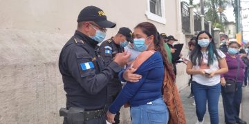 Efectúan vacunación de casa en casa