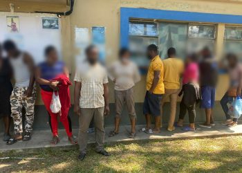 PNC asiste a migrantes haitianos localizados en Chiquimula