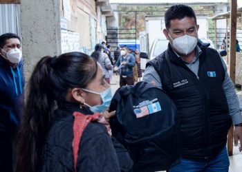 Llevan kits de higiene a personal de Salud destacado en Campur