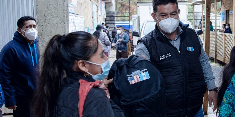 Llevan kits de higiene a personal de Salud destacado en Campur