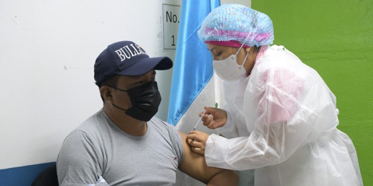 IGSS comienza a administrar dosis de refuerzo en Baja Verapaz
