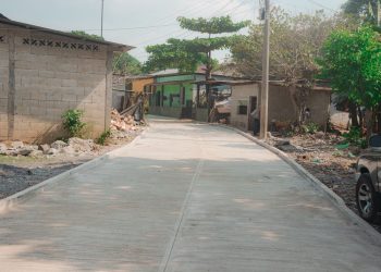 Vecinos de Santa Cruz Muluá agradecen mejoramiento de vía