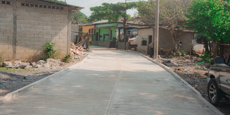 Vecinos de Santa Cruz Muluá agradecen mejoramiento de vía