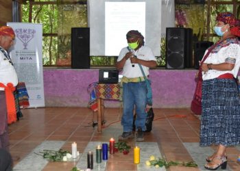 Salud promueve vacunación contra el COVID-19 con autoridades ancestrales de Petén