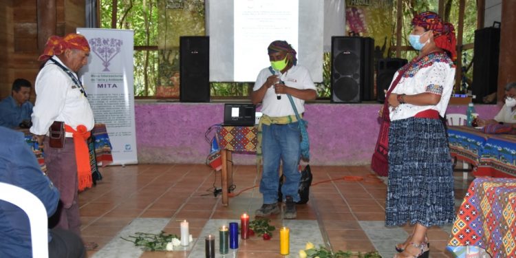 Salud promueve vacunación contra el COVID-19 con autoridades ancestrales de Petén