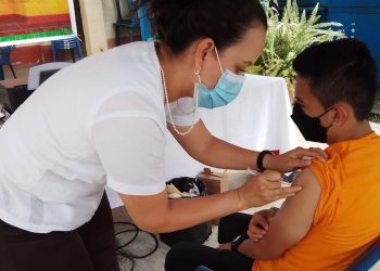 Vecinos de Retalhuleu acuden a centros educativos para vacunarse contra el COVID-19