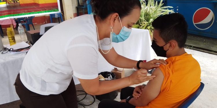 Vecinos de Retalhuleu acuden a centros educativos para vacunarse contra el COVID-19