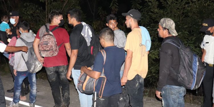 Puestos de control en Izabal evitan ingreso de extranjeros que incumplen requisitos migratorios