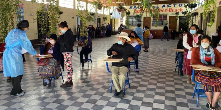 Comienza jornada de vacunación en centros educativos de Totonicapán