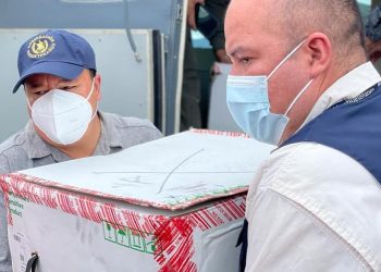 Nuevo lote de dosis contra COVID-19 arriba a Huehuetenango