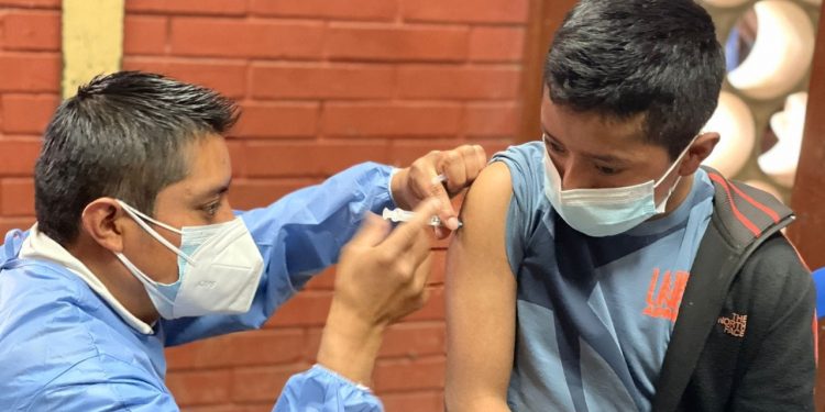 Comunidad educativa de Quiché atendió llamado a vacunarse contra el COVID-19