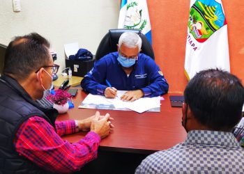 Zapotitlán firma primeros convenios para ejecución de obras este año