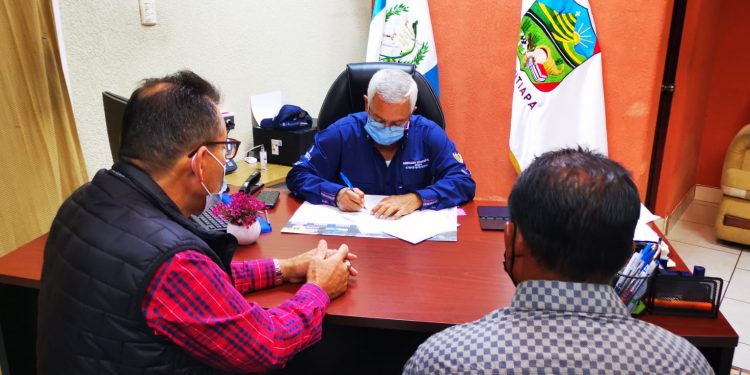 Zapotitlán firma primeros convenios para ejecución de obras este año