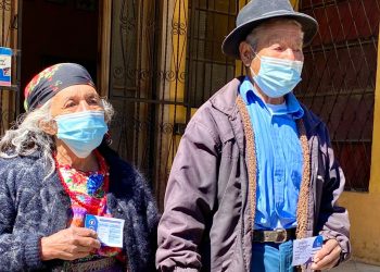 Pareja de esposos da ejemplo a la juventud, al vacunarse contra el COVID-19