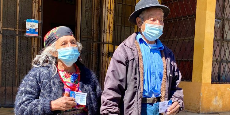 Pareja de esposos da ejemplo a la juventud, al vacunarse contra el COVID-19