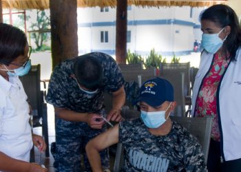 Elementos del Comando Aéreo del Sur se capacitan para vacunar contra el COVID-19