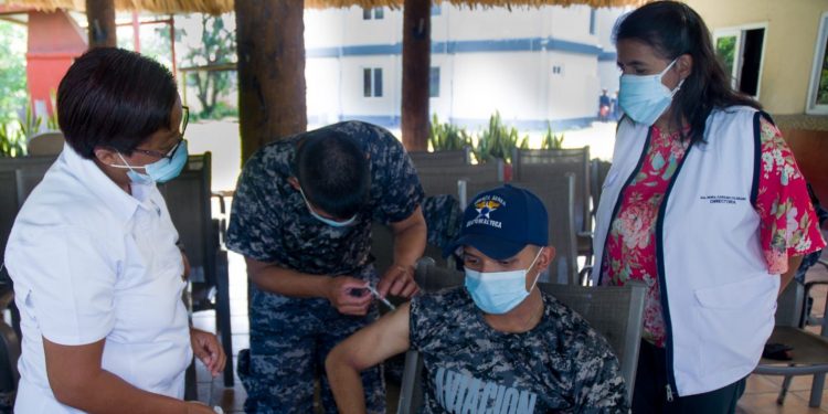 Elementos del Comando Aéreo del Sur se capacitan para vacunar contra el COVID-19