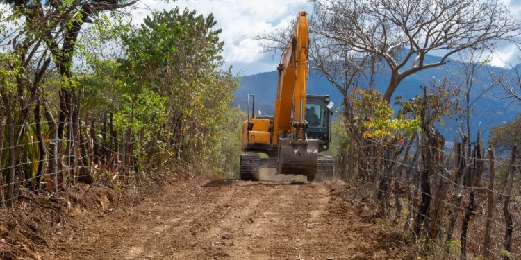 Vecinos de San Miguel Chicaj agradecen mejoramiento de carretera