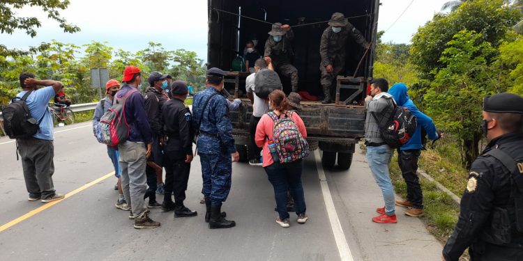 Fuerzas de seguridad brindan protección y asisten a migrantes