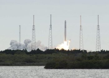 SpaceX lanza al espacio otro grupo de 49 satélites Starlink desde Florida