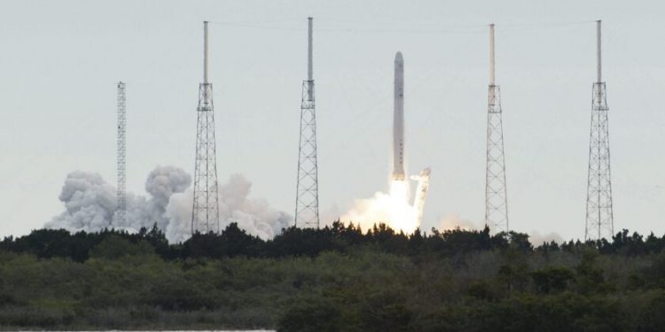 SpaceX lanza al espacio otro grupo de 49 satélites Starlink desde Florida