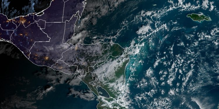 Persisten lluvias en el territorio por paso de frente frío sobre el norte