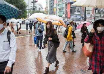 Japón prepara nuevas restricciones ante repunte récord de contagios