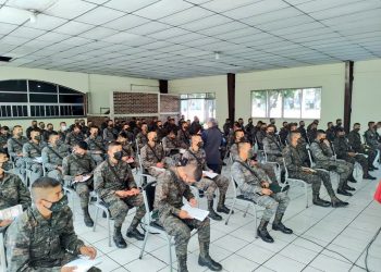 Soldados se capacitan para integrarse al personal que administra vacuna contra COVID-19