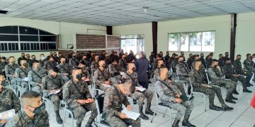 Soldados se capacitan para integrarse al personal que administra vacuna contra COVID-19