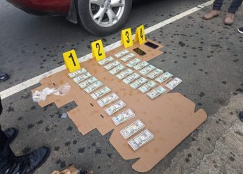 Localizan 70 mil dólares en compartimiento de vehículo