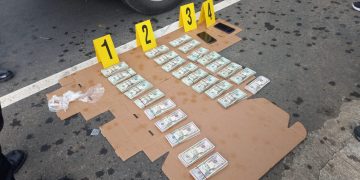 Localizan 70 mil dólares en compartimiento de vehículo