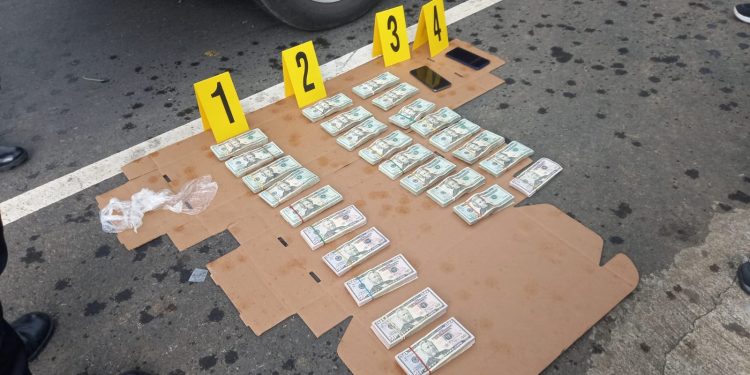 Localizan 70 mil dólares en compartimiento de vehículo