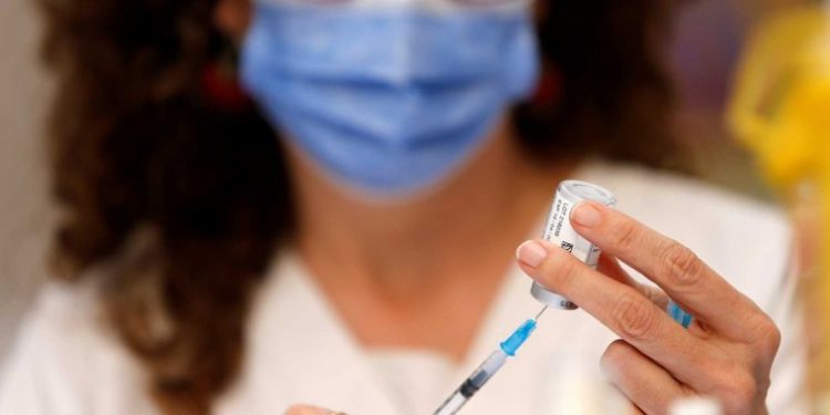 OMS ve prematuro considerar una vacuna específica contra ómicron