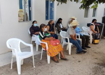 Bajaverapacenses acuden a establecimientos escolares para recibir dosis contra el COVID-19