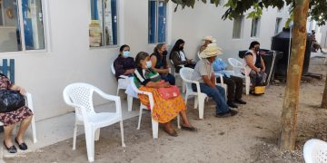 Bajaverapacenses acuden a establecimientos escolares para recibir dosis contra el COVID-19