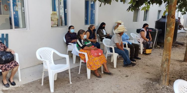 Bajaverapacenses acuden a establecimientos escolares para recibir dosis contra el COVID-19