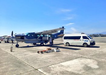 Ejército traslada vía aérea 40 mil dosis de vacunas contra COVID-19 a Huehuetenango