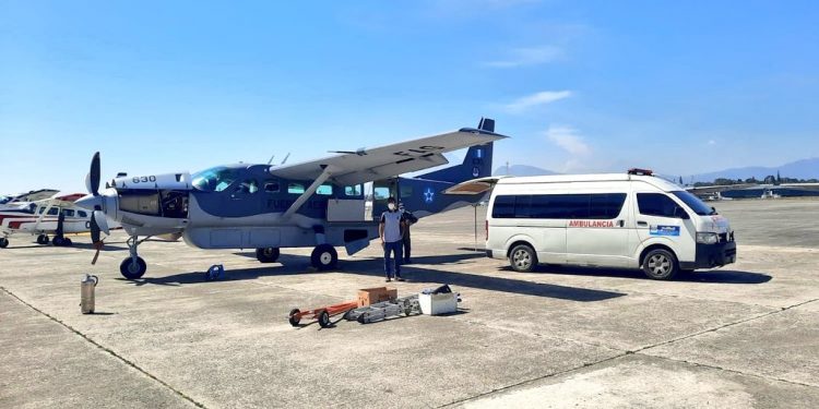 Ejército traslada vía aérea 40 mil dosis de vacunas contra COVID-19 a Huehuetenango