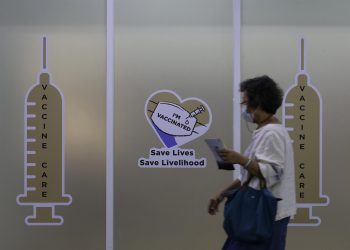 Vacunas de refuerzo evitan en un 80 % que ómicron provoque casos graves